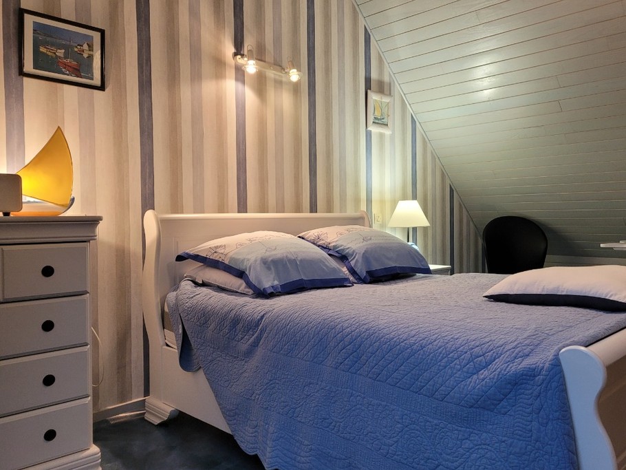 chambre lit double en mezzanine au dessus du salon