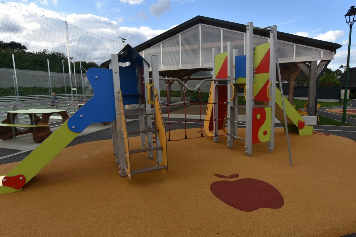 Aire de jeux multi génération à 4 kms des gites  au centre du village