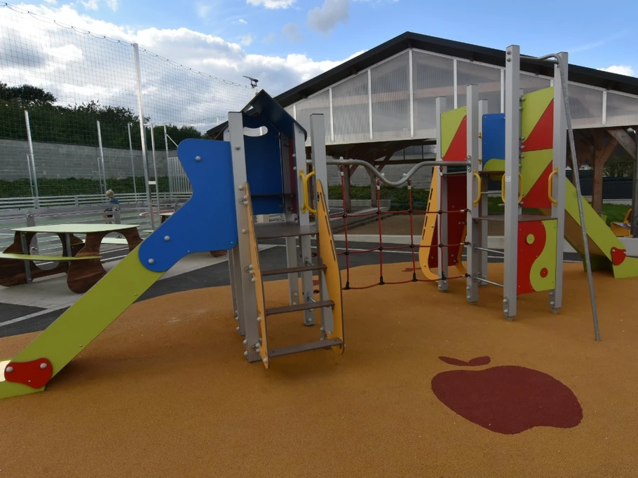 Aire de jeux multi génération à 4 kms des gites  au centre du village