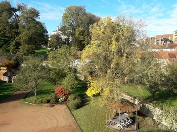 Vue sur la vielle ville, côté terrain.