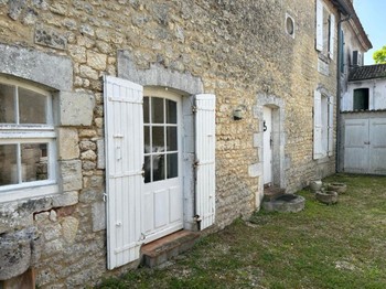 Porte de la cuisine donnant sur l'extérieur