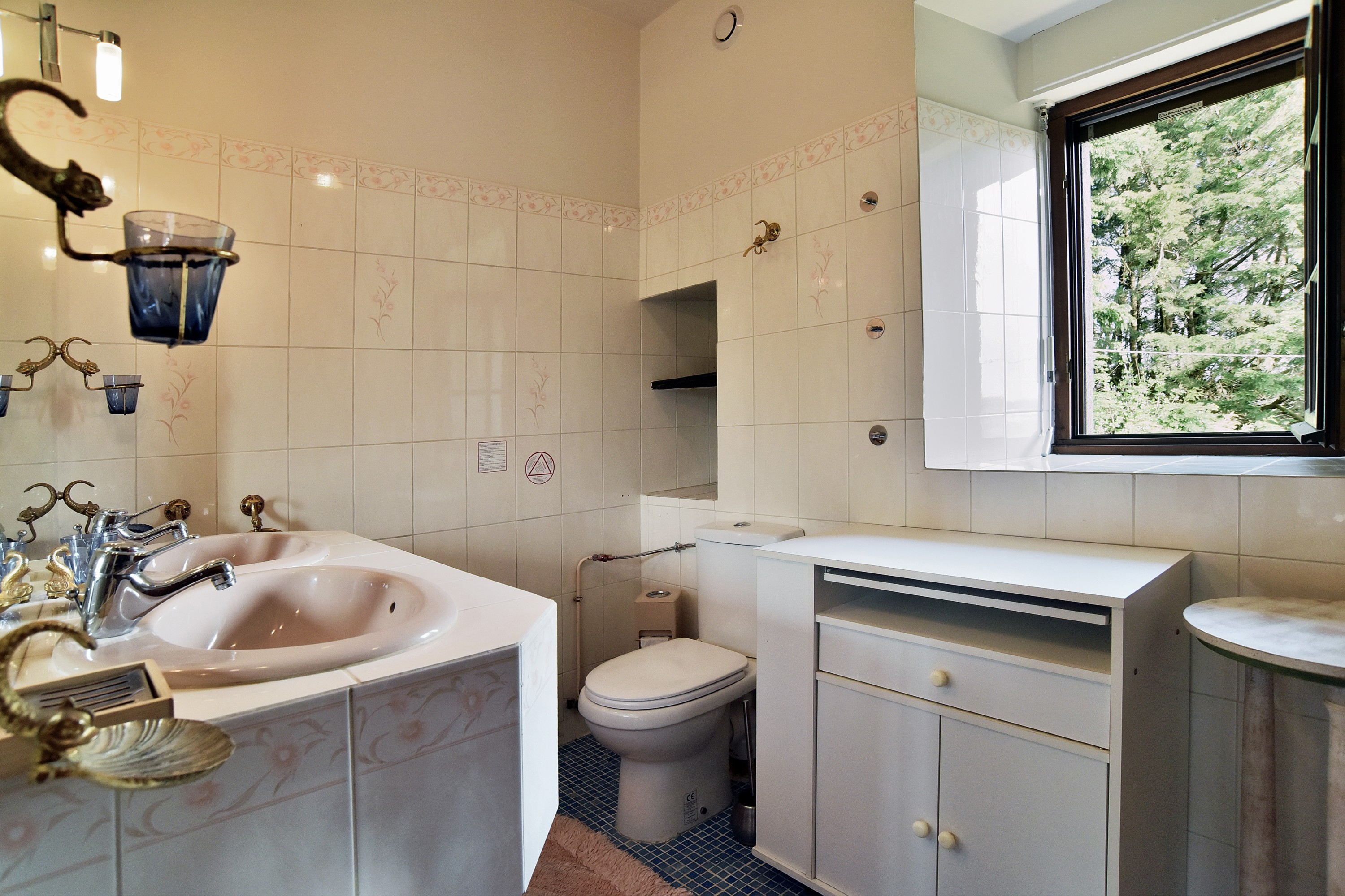 Chambre 2 : pour 2 personnes (1 lit 140 cm x 190 cm) avec salle de bain communicante et WC