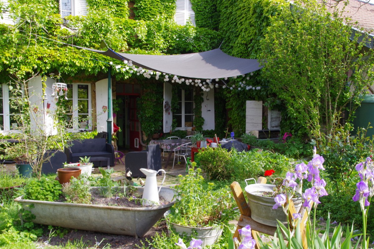 La chambre donne directement sur le grand jardin, arboré et fleuri.