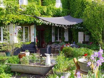 La chambre donne directement sur le grand jardin, arboré et fleuri.