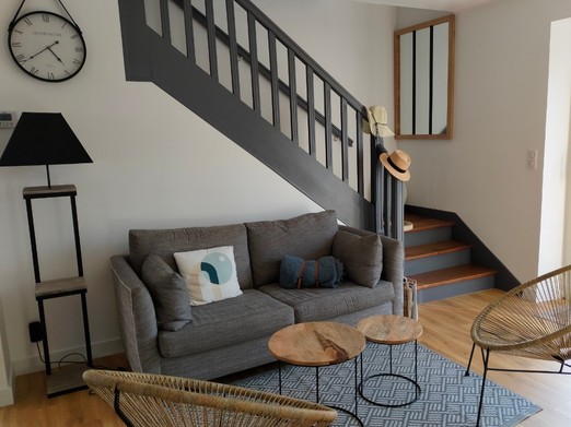 Agréable salon lumineux avec baie vitrée donnant accès