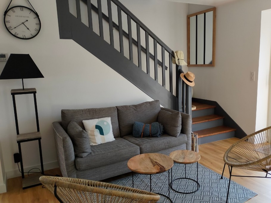 Agréable salon lumineux avec baie vitrée donnant accès