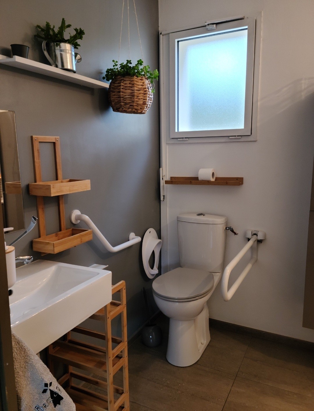 WC PMR, barres d'appuis.