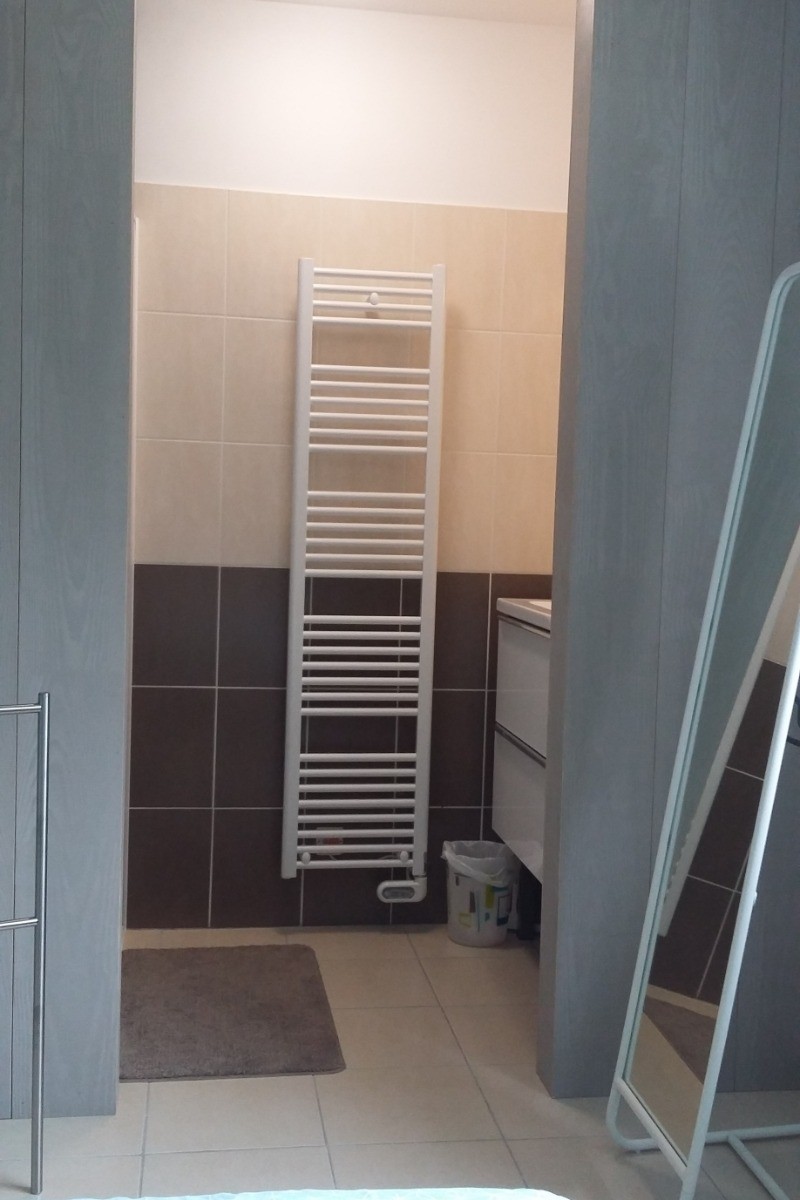 salle d'eau dans la chambre avec grande douche à l'italienne
