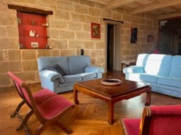 Salon avec 2 canapés et 3 banquettes