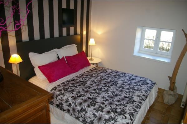 Chambre design RDC- Maison de village de caractère , dans jardin  magnifique, près de la mer. 6 pers.