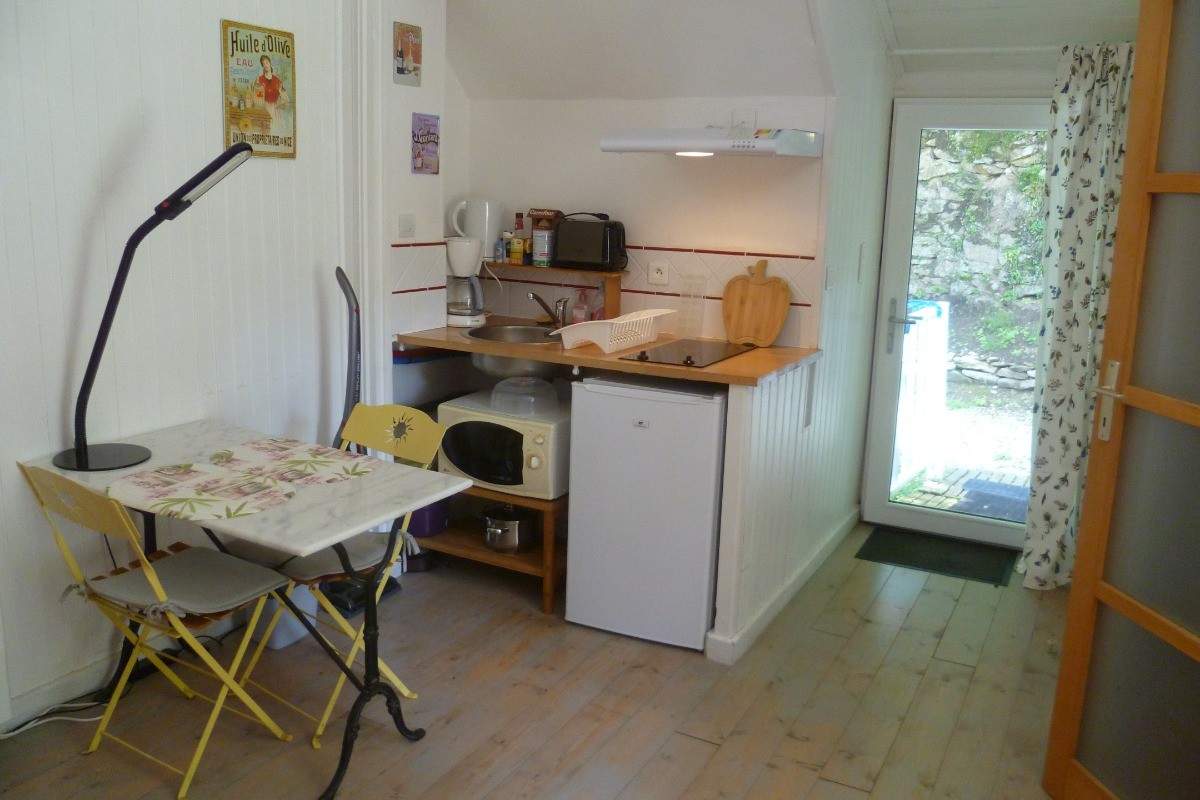 coin repas et cuisine avec réfrigérateur, four micro-onde, plaques, évier