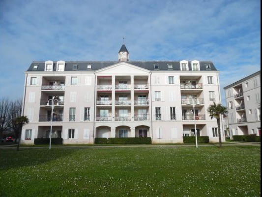 l'appartement est à gauche en rez de chaussée, Résidence Escale 2 côté bassin de plaisance à Rochefort, près des thermes