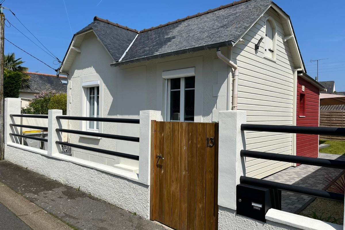 La façade de la maison située dans une impasse calme avec des places de stationnement gratuites. Propriété entièrement close.