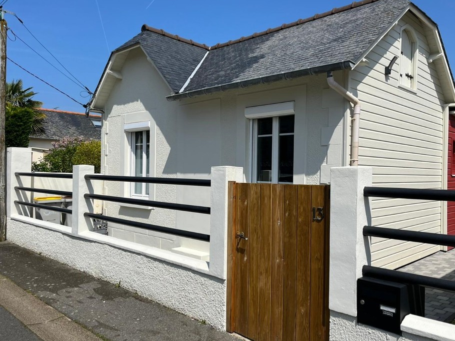 La façade de la maison située dans une impasse calme avec des places de stationnement gratuites. Propriété entièrement close.
