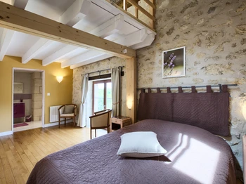 The Oustaud barn in Vérac, Gironde, offering guest rooms: the Isandra Suite with two 90 cm beds that can be placed side by side or separated