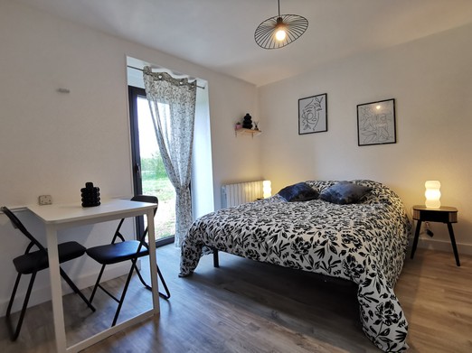 Studio avec 1 lit de 140 et une table pour les repas