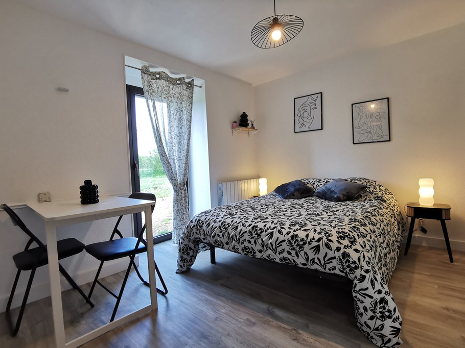 Studio avec 1 lit de 140 et une table pour les repas