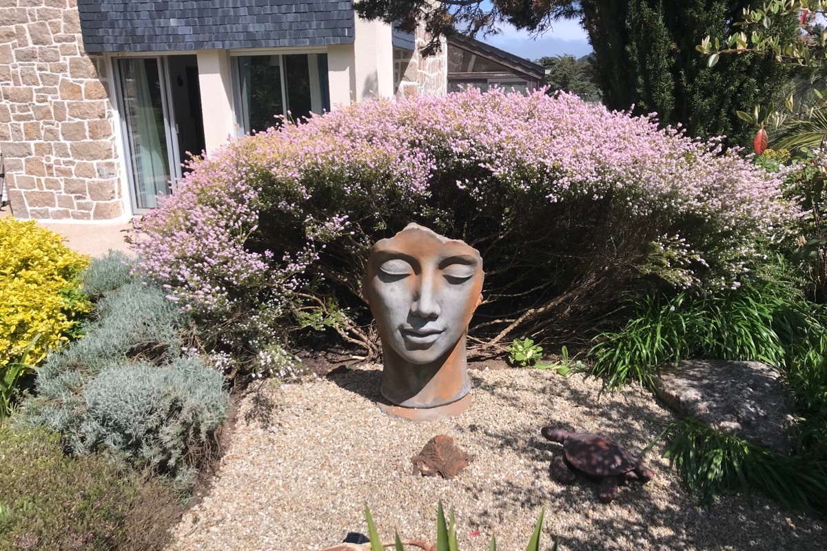 Parterre devant la maison