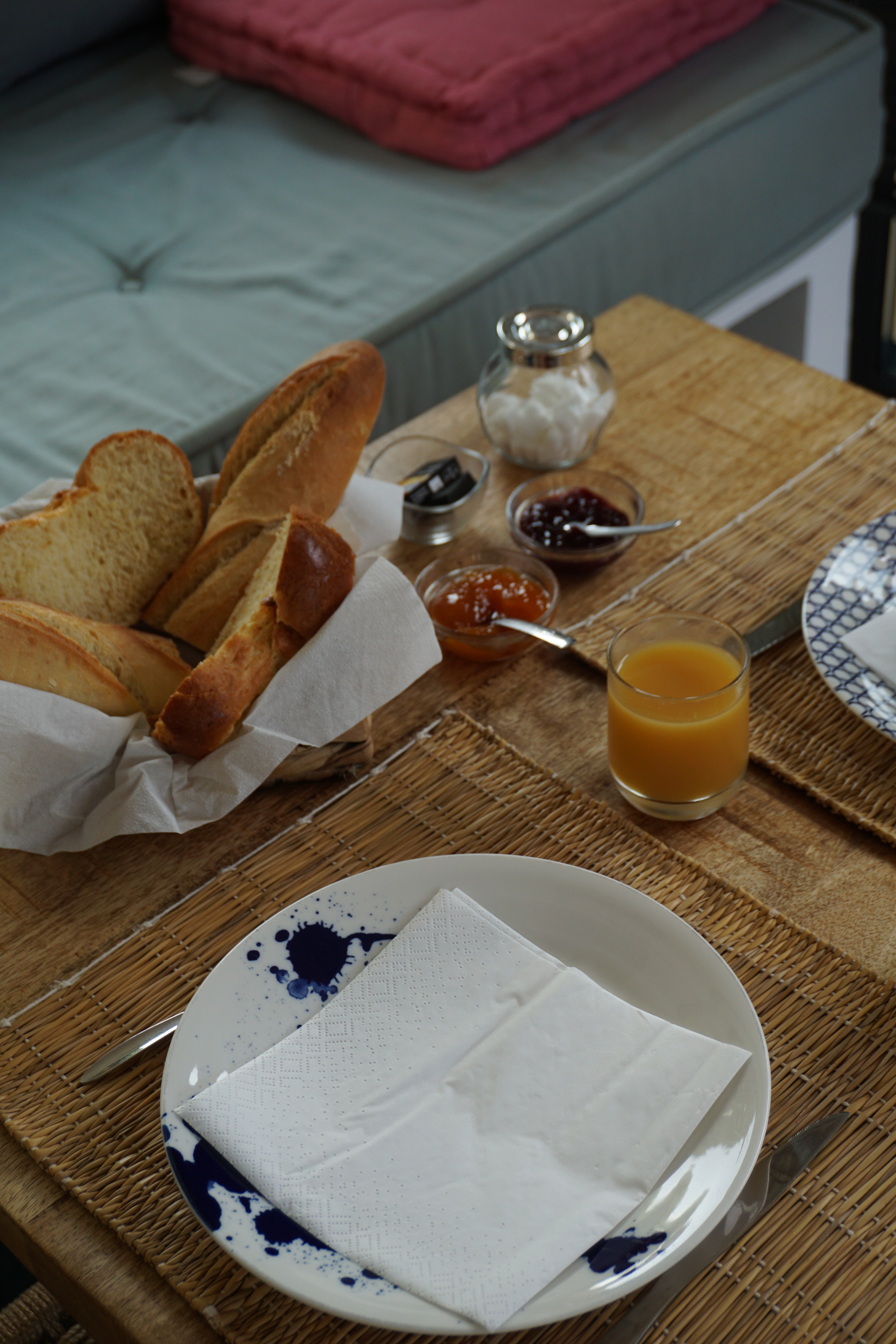 Petit déjeuner servi à table