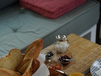 Petit déjeuner servi à table