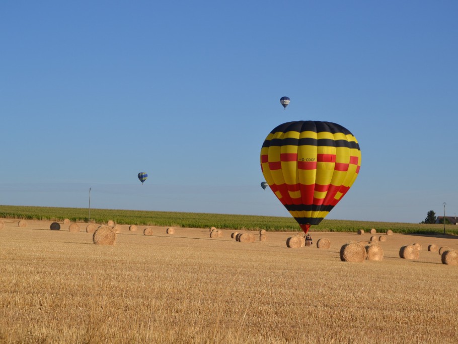 Des montgolfières du Mondial Air Ballon se posent derrière nos gîtes à Pannes