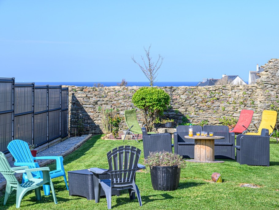 un salon de détente extérieur pour les petits et les grands après un retour de plage