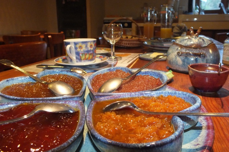Un petit déjeuner copieux et savoureux avec 7 confitures .... et tout ce qui va avec