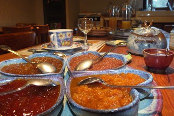 Un petit déjeuner copieux et savoureux avec 7 confitures .... et tout ce qui va avec