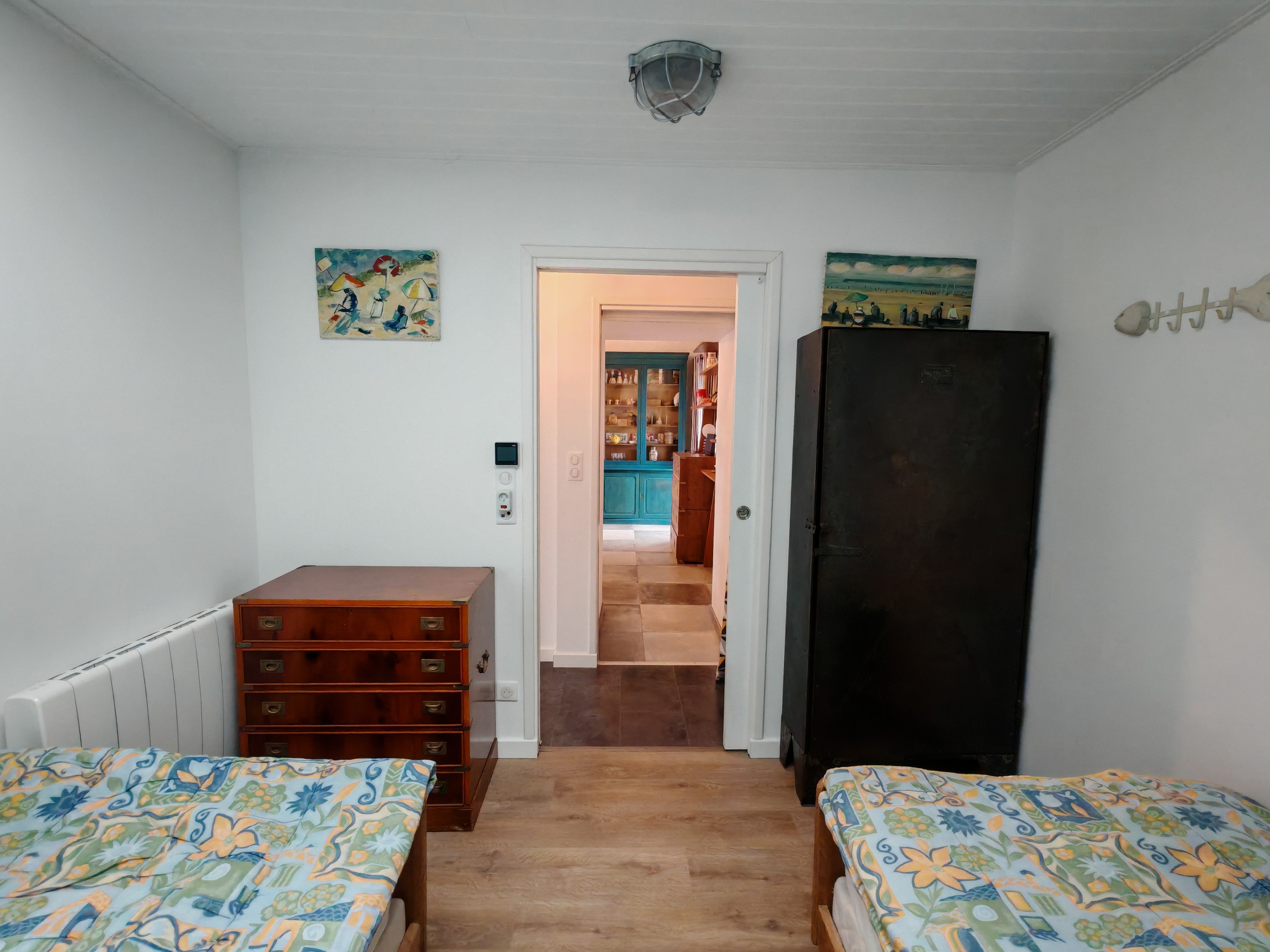 Bedroom with 2 single beds