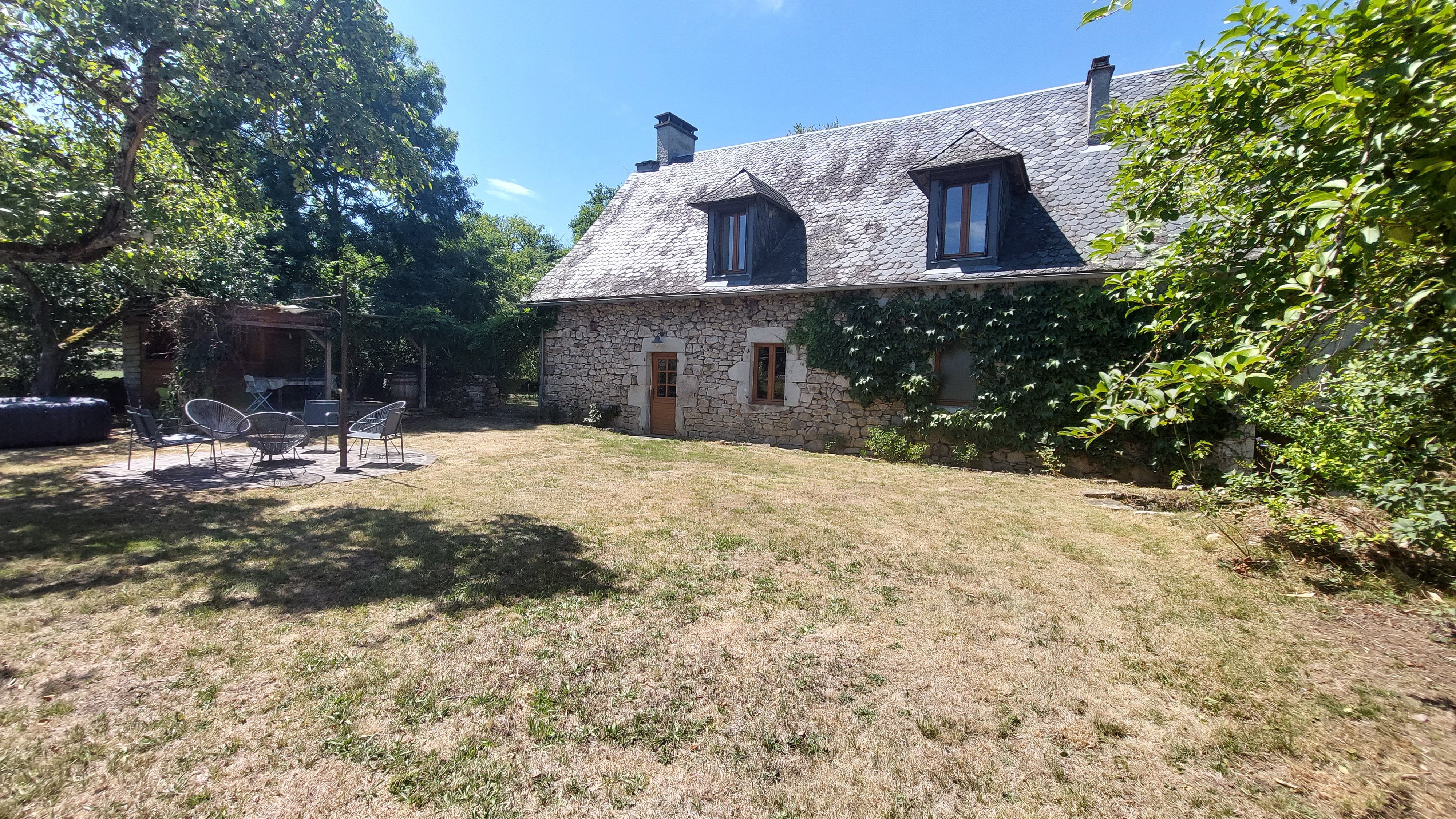 Vue du jardin de la maison et de la salle à manger d'été