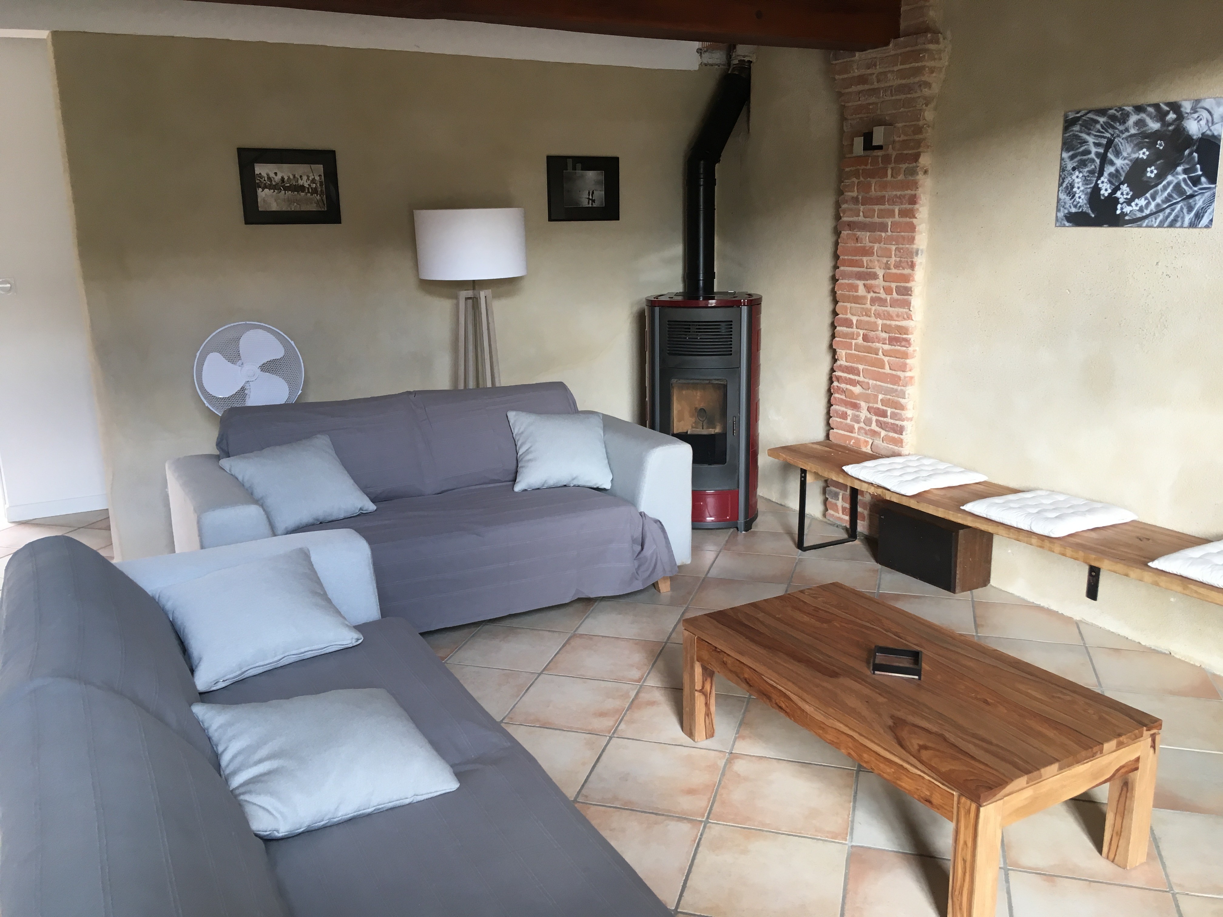 Living room with TV, DVD player and hi-fi system