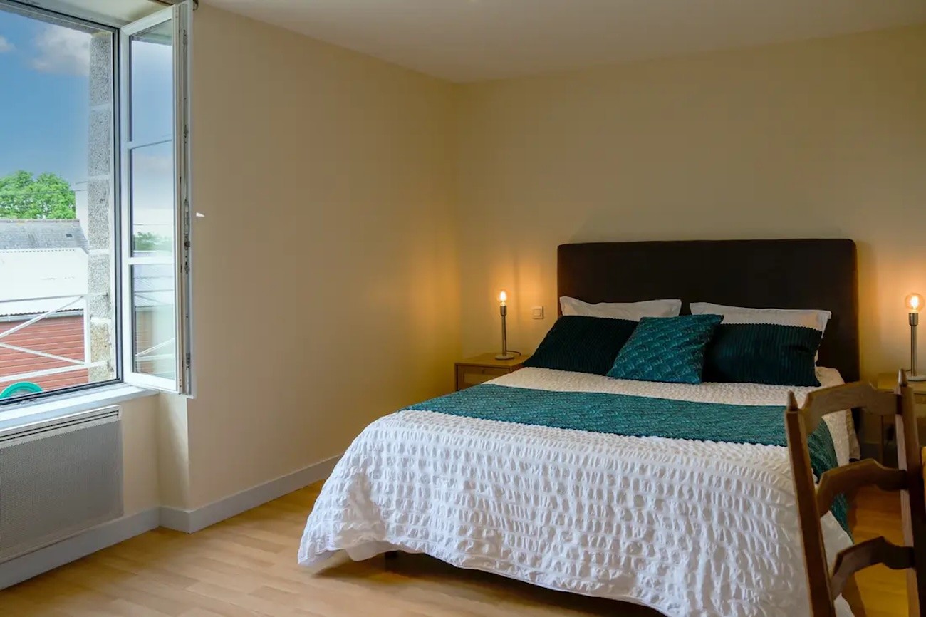 Bedroom with a 160 x 200 bed