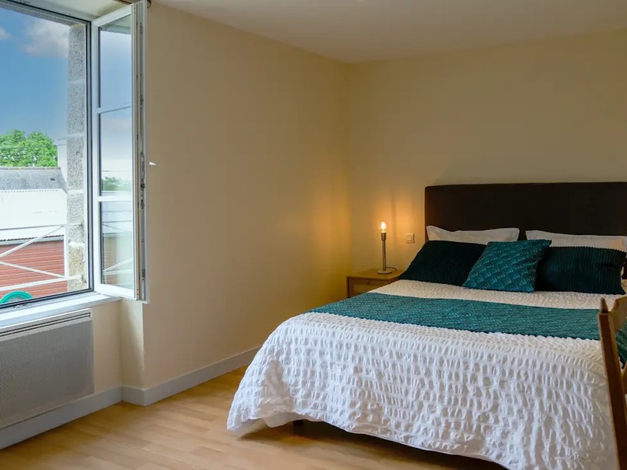 Bedroom with a 160 x 200 bed