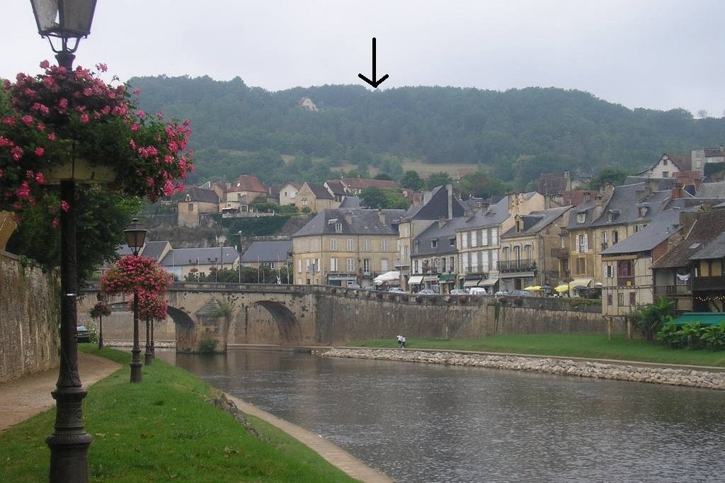 situation du gîte vu de Montignac
A gauche notre maison