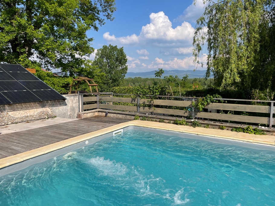 La nage à contre-courant et la vue sur le Bugey.