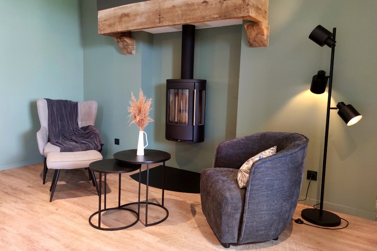 Coin salon avec poêle à bois