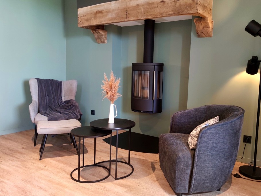 Coin salon avec poêle à bois