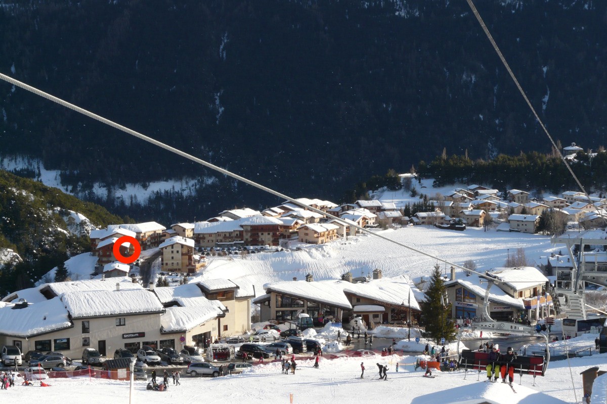 Télésiège 6 places et la résidence, cerclée