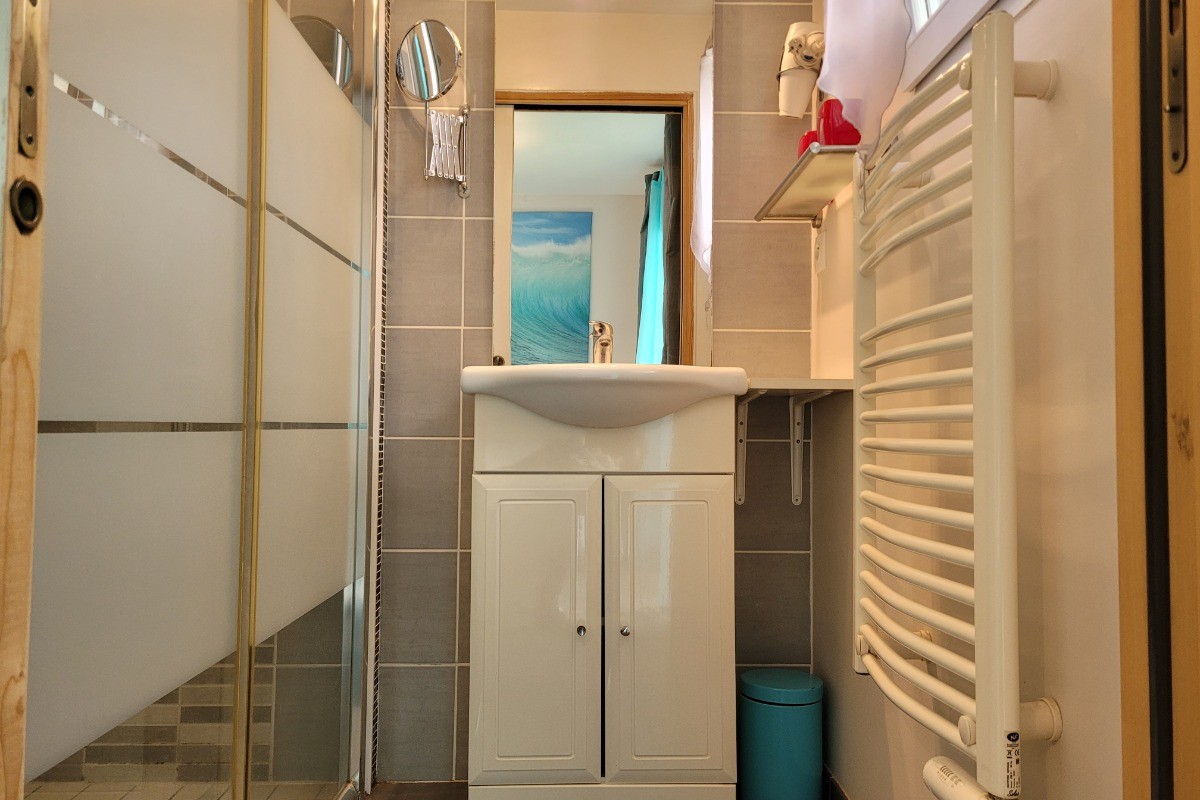 LABARRE, location, Clévacances, Paimpol, la salle d'eau privative à la chambre avec douche et lavabo