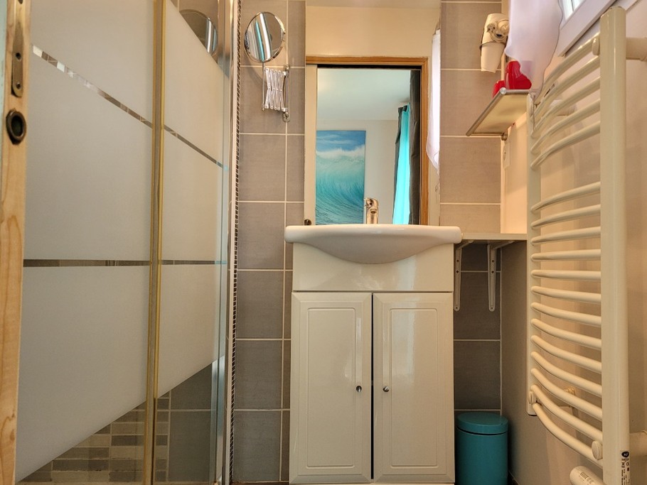LABARRE, location, Clévacances, Paimpol, la salle d'eau privative à la chambre avec douche et lavabo