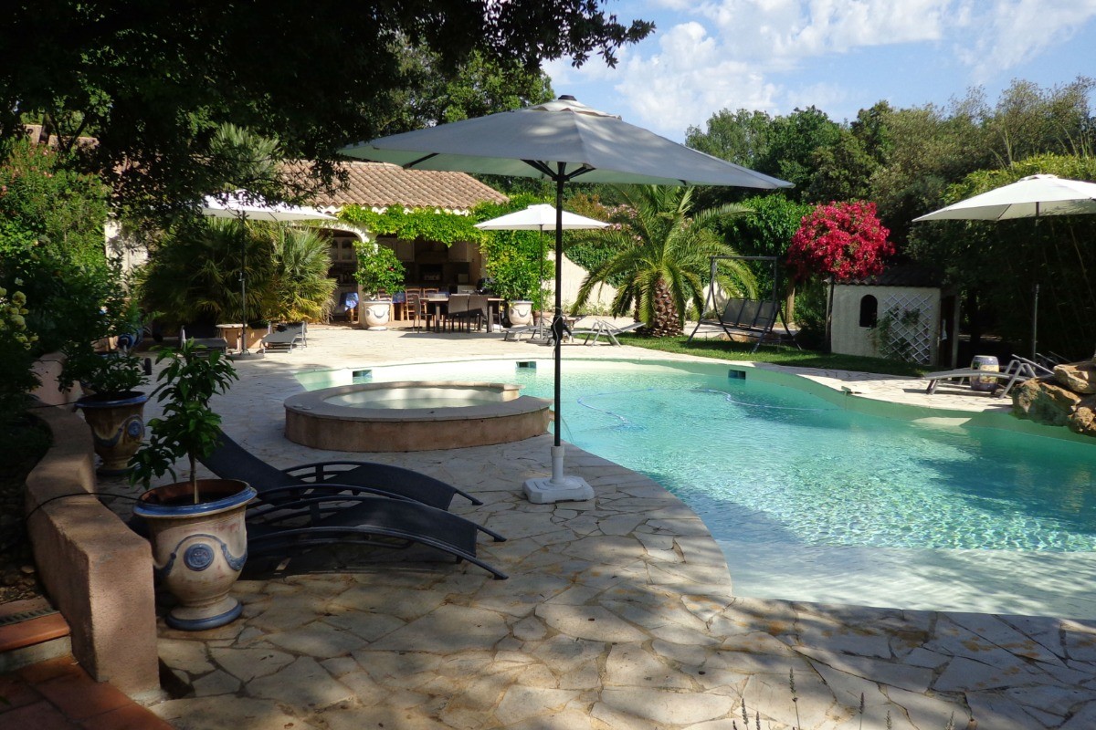 piscine et cuisine d'été en arrière-plan