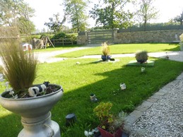 extérieurs spacieux sans vis à vis, mur en pierres et clôture aluminium