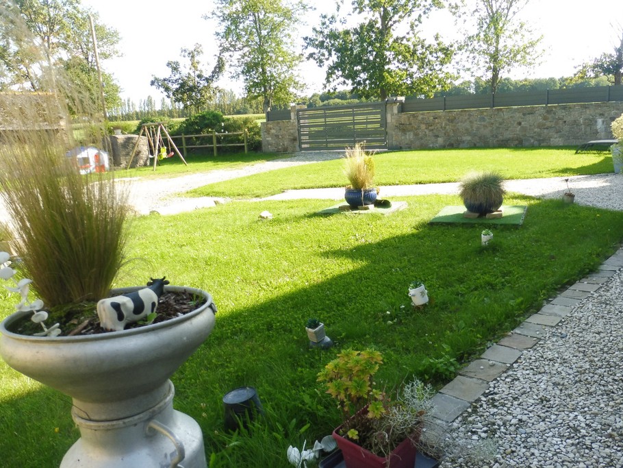 extérieurs spacieux sans vis à vis, mur en pierres et clôture aluminium