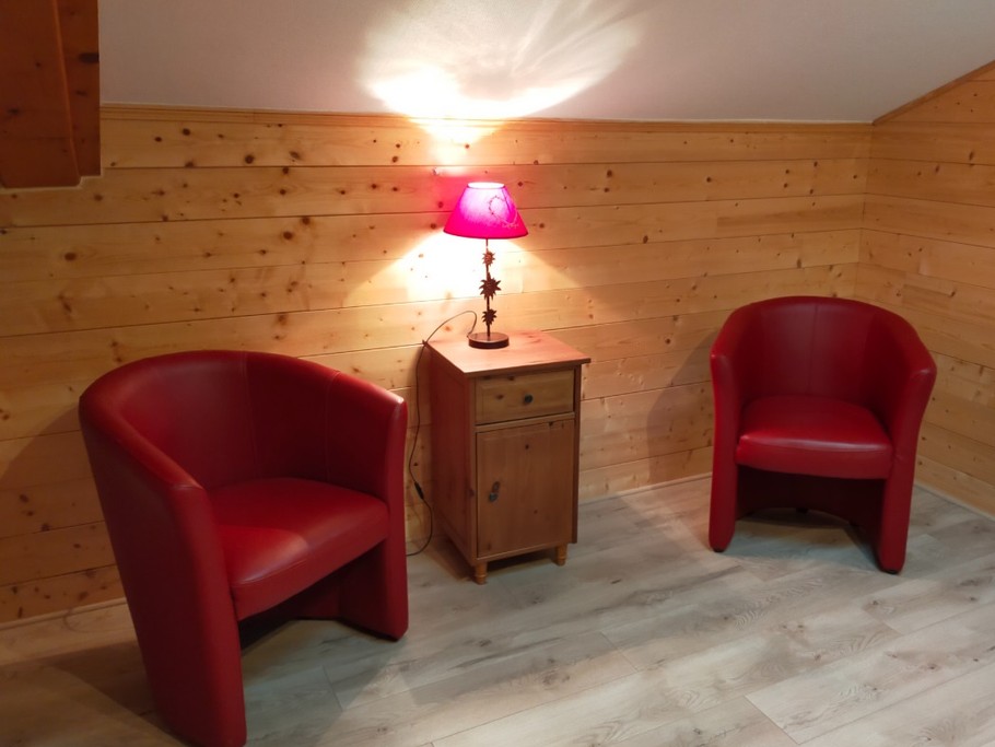 pièce de repos communicante de 11 m2 lumineuse grâce au vélux