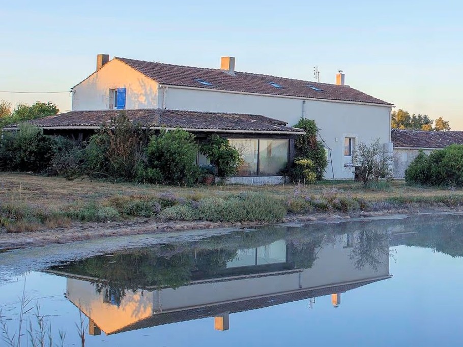 Sur la propriété du Moulin de Mauzac, en Charente maritime