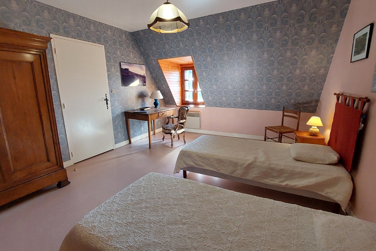 Chambre confortable avec deux lits simples de 90 cm, idéale pour les enfants ou amis.