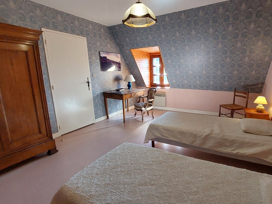 Chambre confortable avec deux lits simples de 90 cm, idéale pour les enfants ou amis.