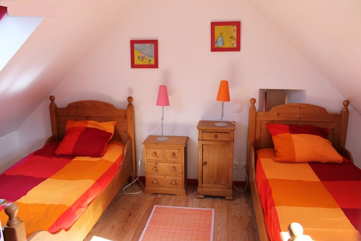 chambre 2 à l'étage avec 2 lits 90