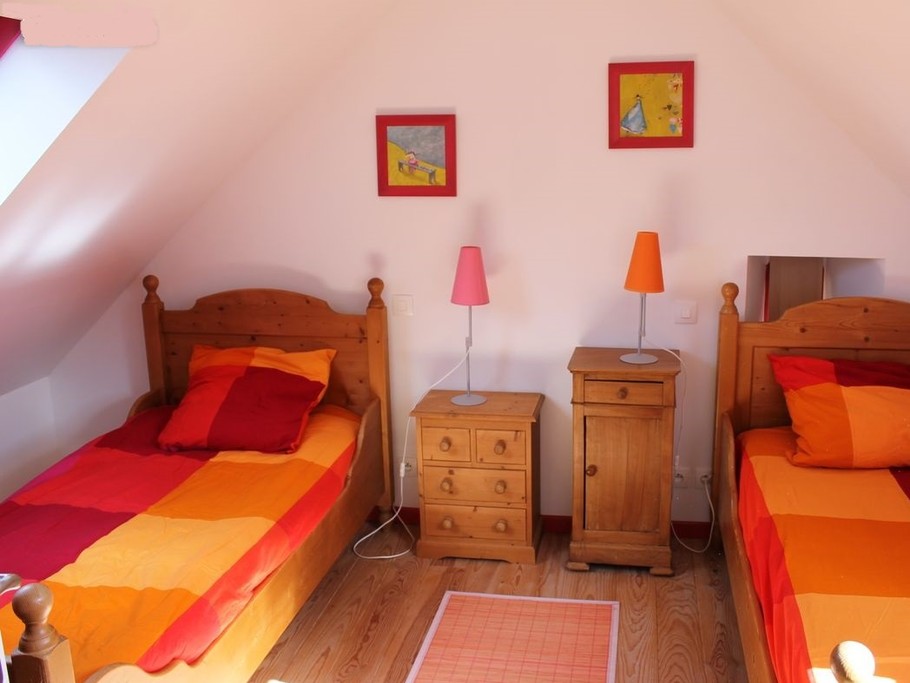 chambre 2 à l'étage avec 2 lits 90