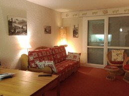 Vue du salon depuis la kitchenette